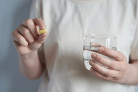 womans-hand-holds-medicine-painkillers-600nw-2444637045[1]